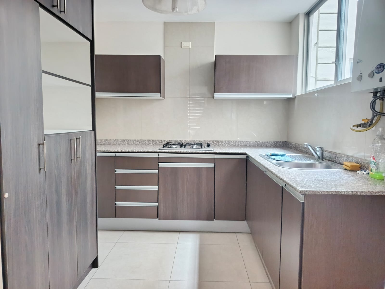 1 Bonito departamento semi amoblado en renta al Norte de Quito