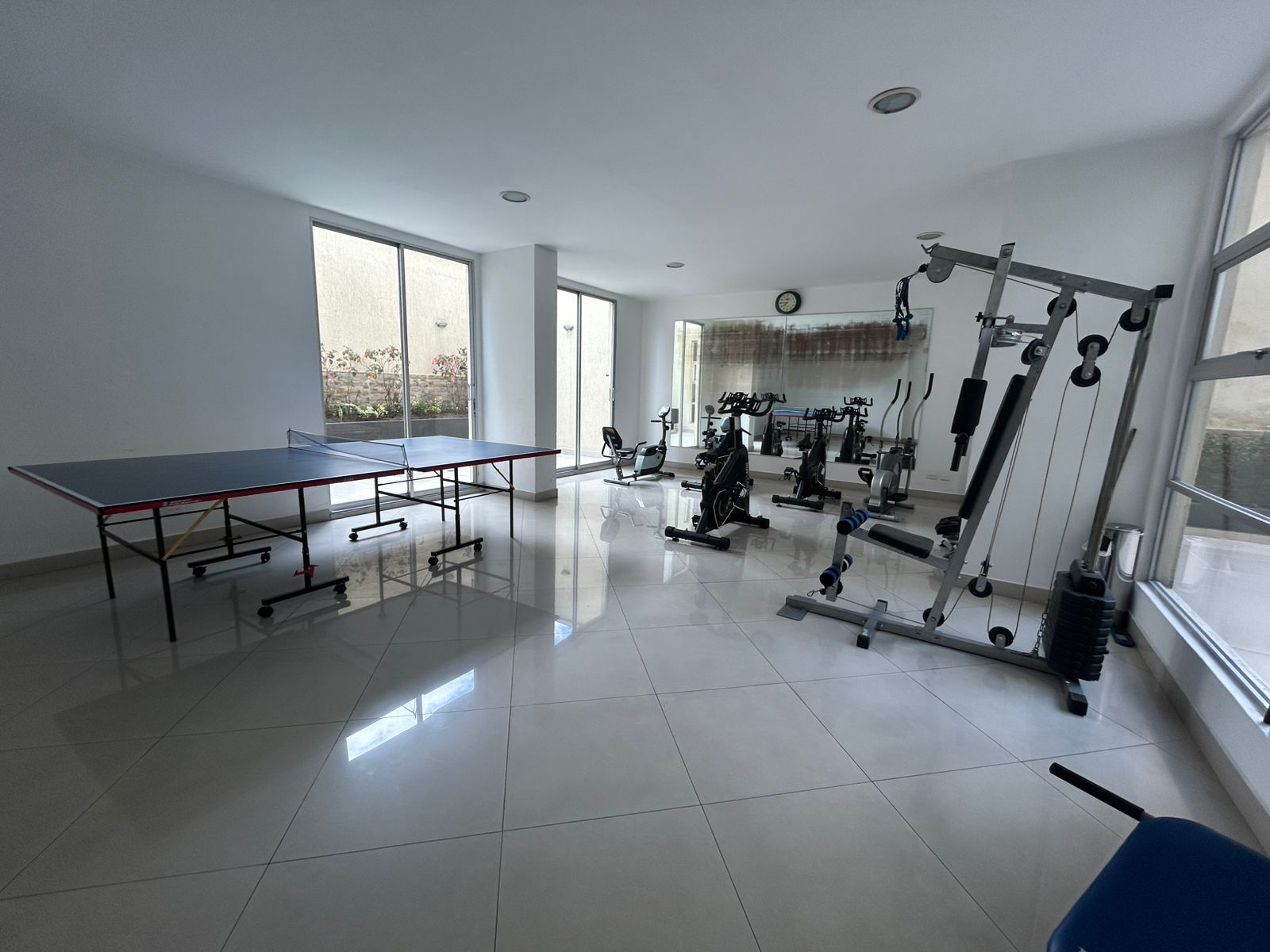 11 EN RENTA: Hermosa Suite en La Floresta – Av. 12 de Octubre
