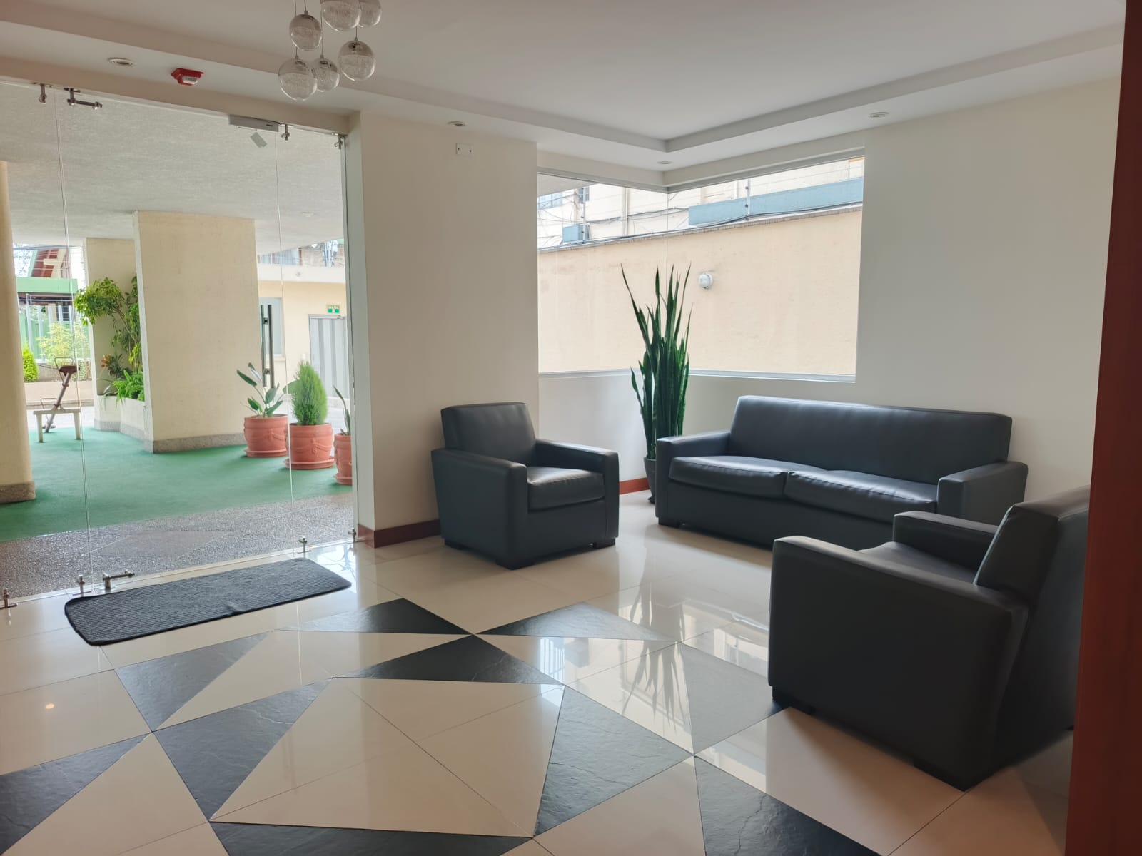 12 Arriendo Suite Amoblada | Edificio Bruselas | Sector Rumipamba