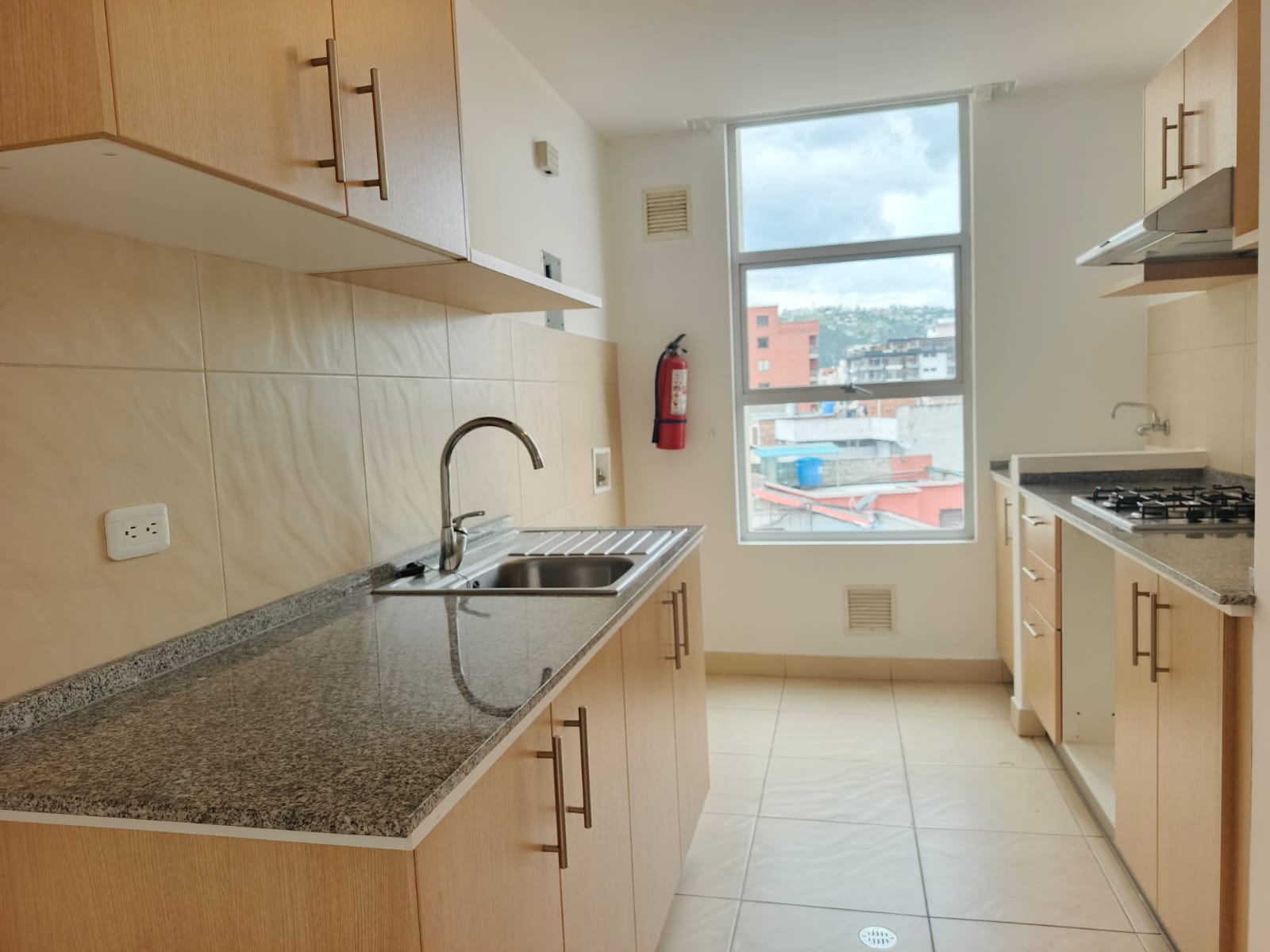 2 EN RENTA: Hermosa Suite en La Floresta – Av. 12 de Octubre