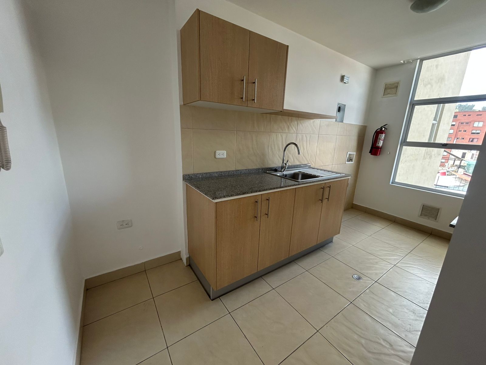 3 EN RENTA: Hermosa Suite en La Floresta – Av. 12 de Octubre