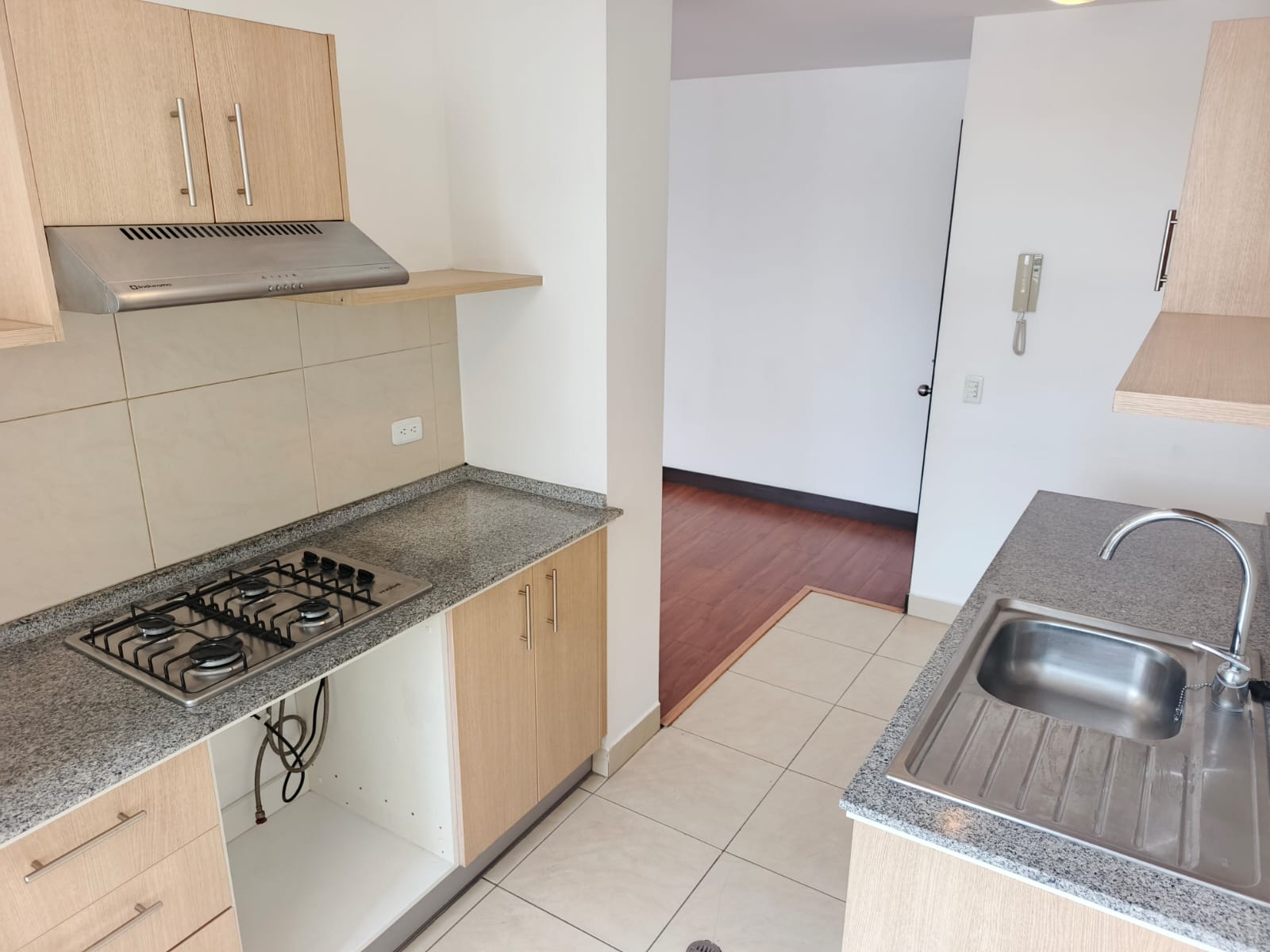 4 EN RENTA: Hermosa Suite en La Floresta – Av. 12 de Octubre