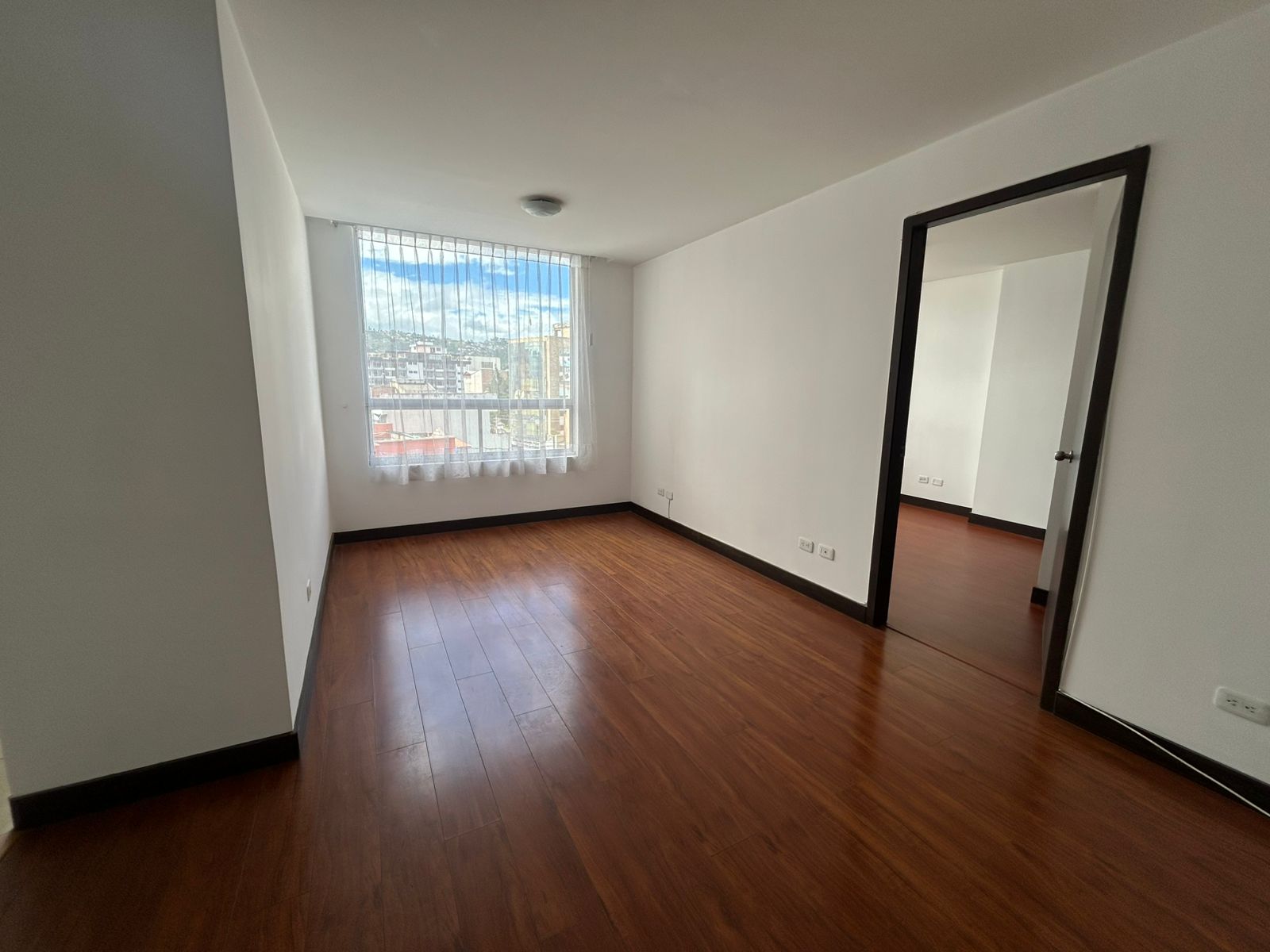 7 EN RENTA: Hermosa Suite en La Floresta – Av. 12 de Octubre