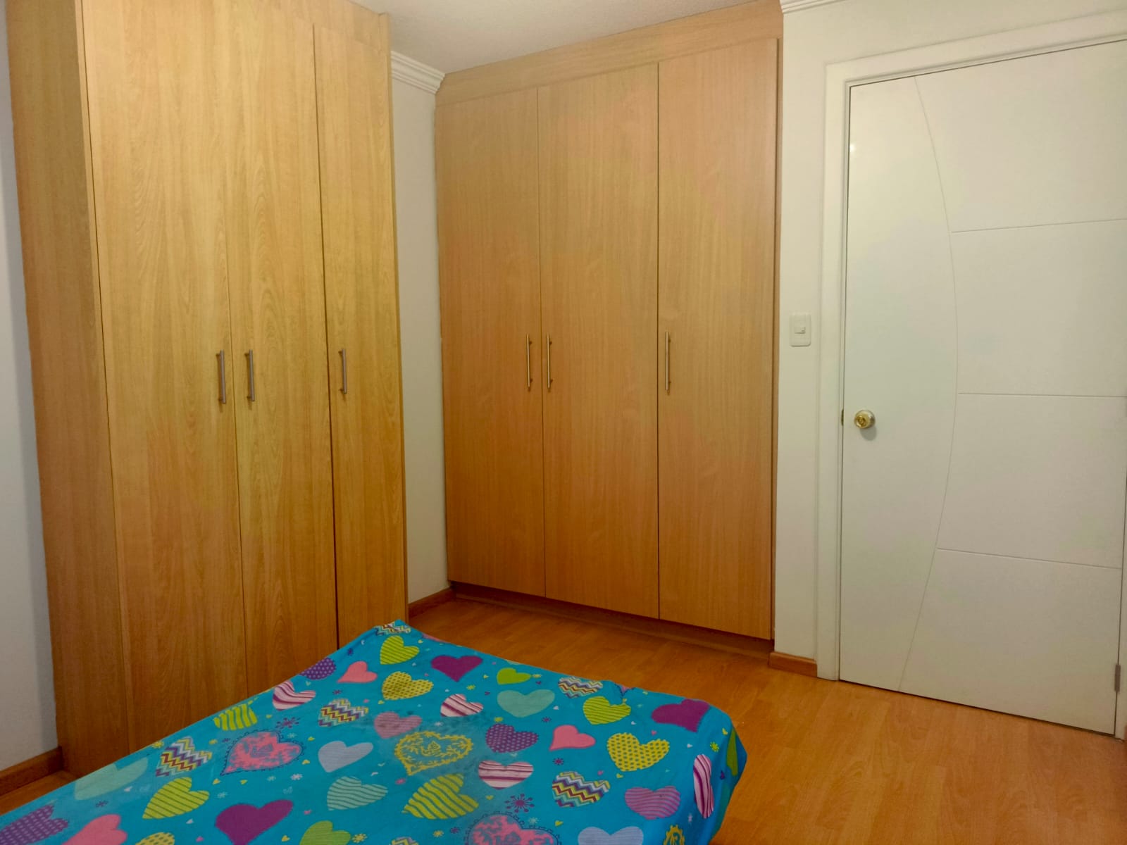 7 Bonito departamento semi amoblado en renta al Norte de Quito