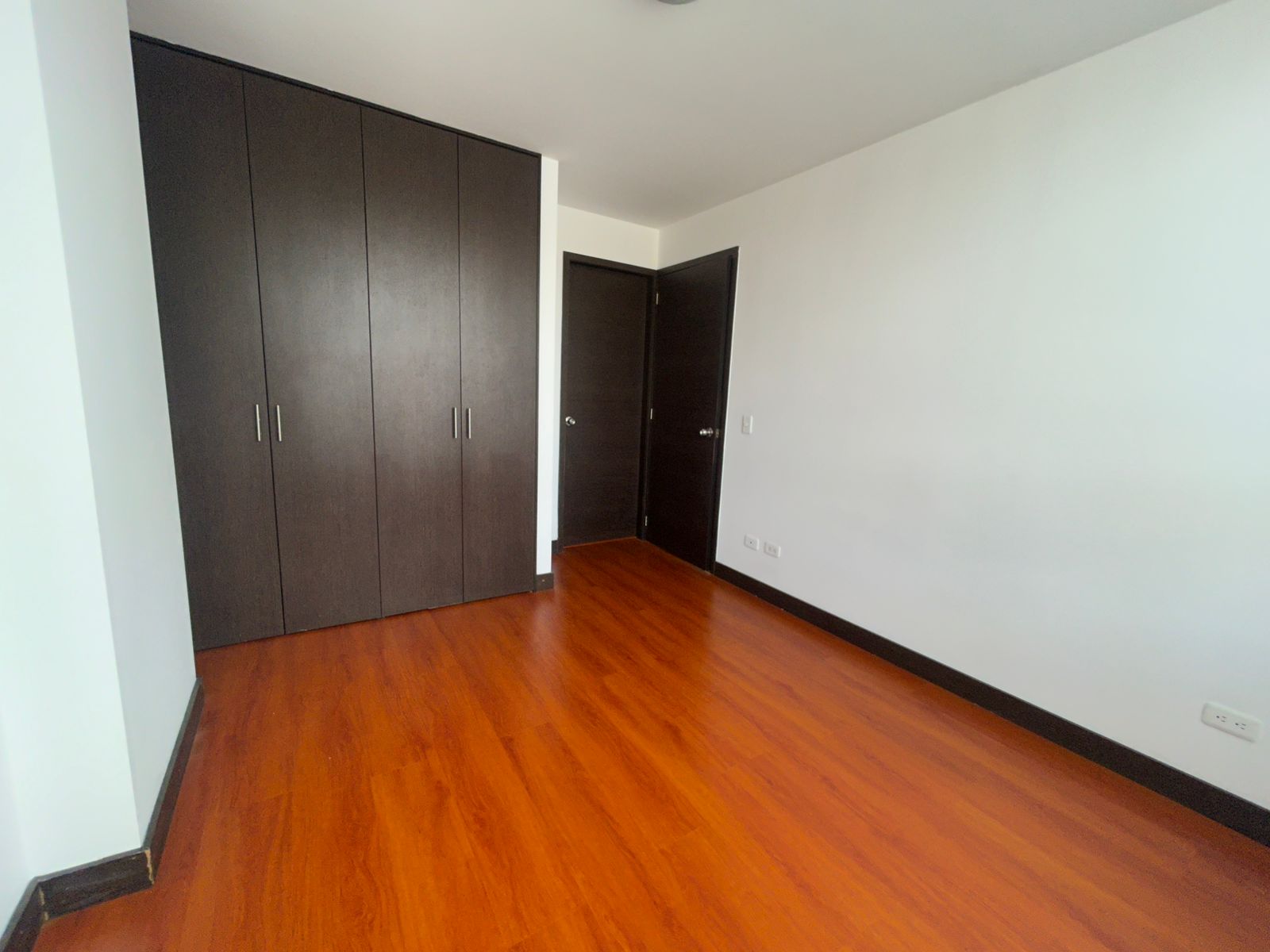 8 EN RENTA: Hermosa Suite en La Floresta – Av. 12 de Octubre