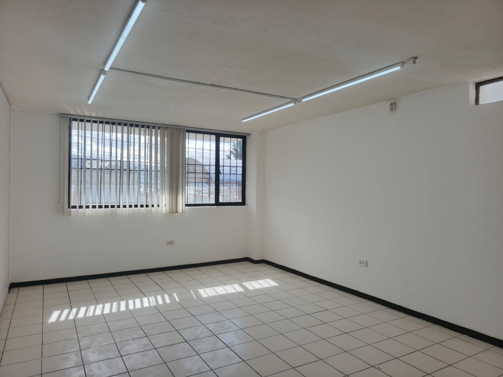 8 Local Comercial en Planta Baja en Renta – Sector Agua Clara