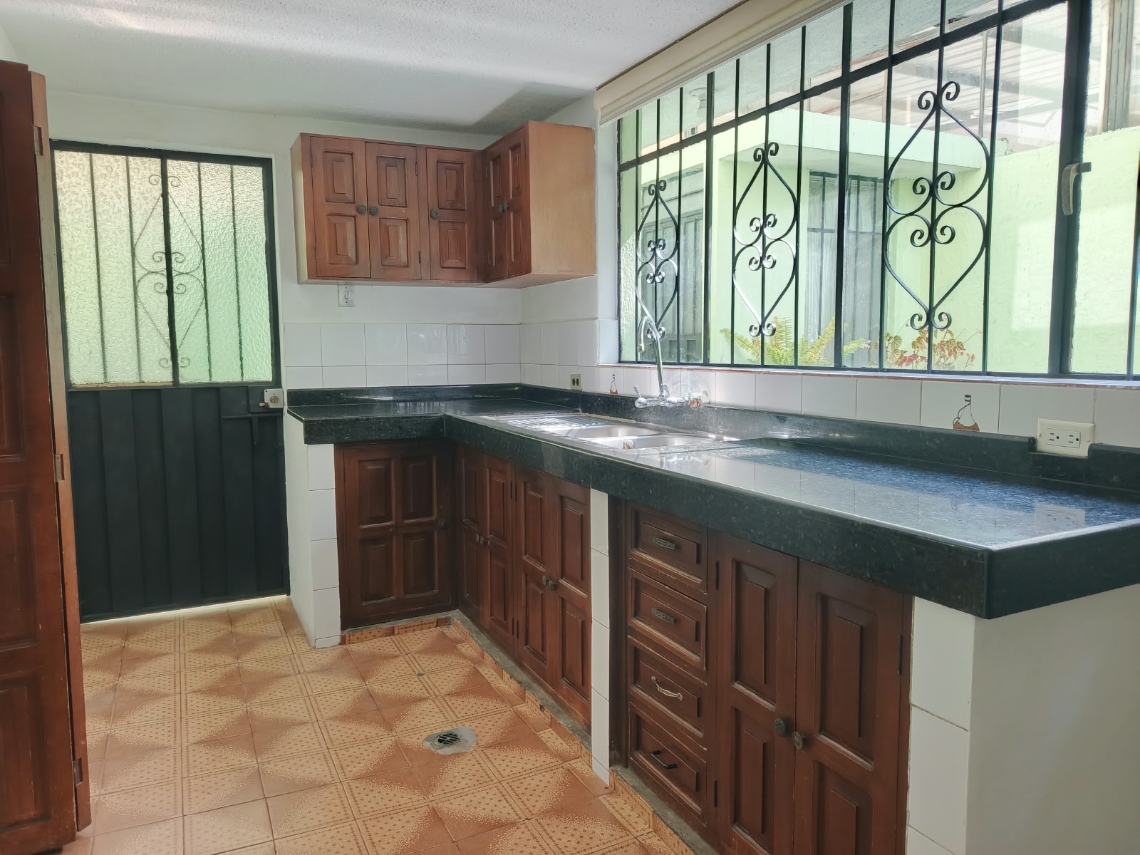 Arriendo bonito y amplio deparatamento al norte de Quito sector San Carlos, cerca al parque Inglés, la Occidental.
