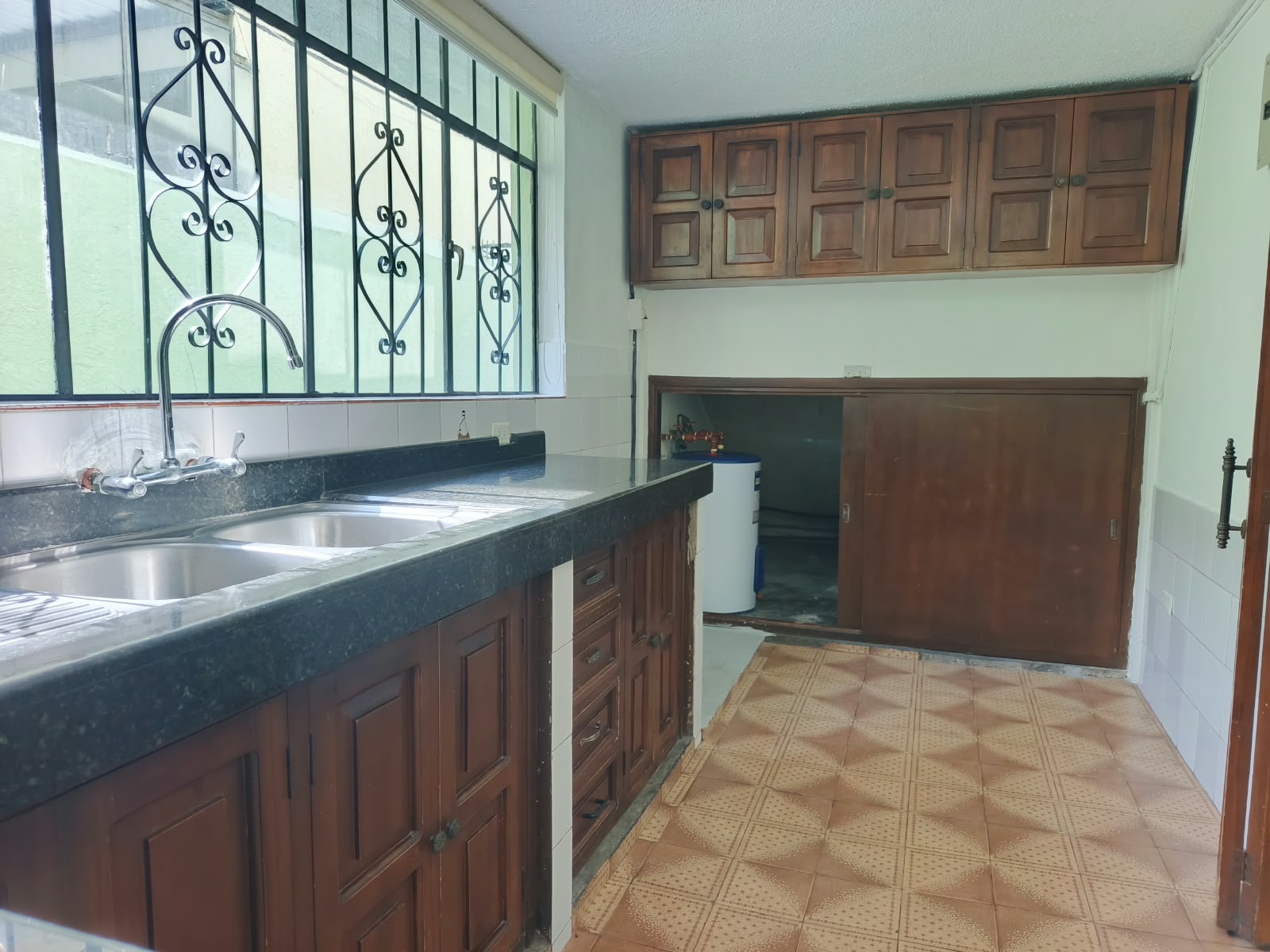 Arriendo bonito y amplio deparatamento al norte de Quito sector San Carlos, cerca al parque Inglés, la Occidental.