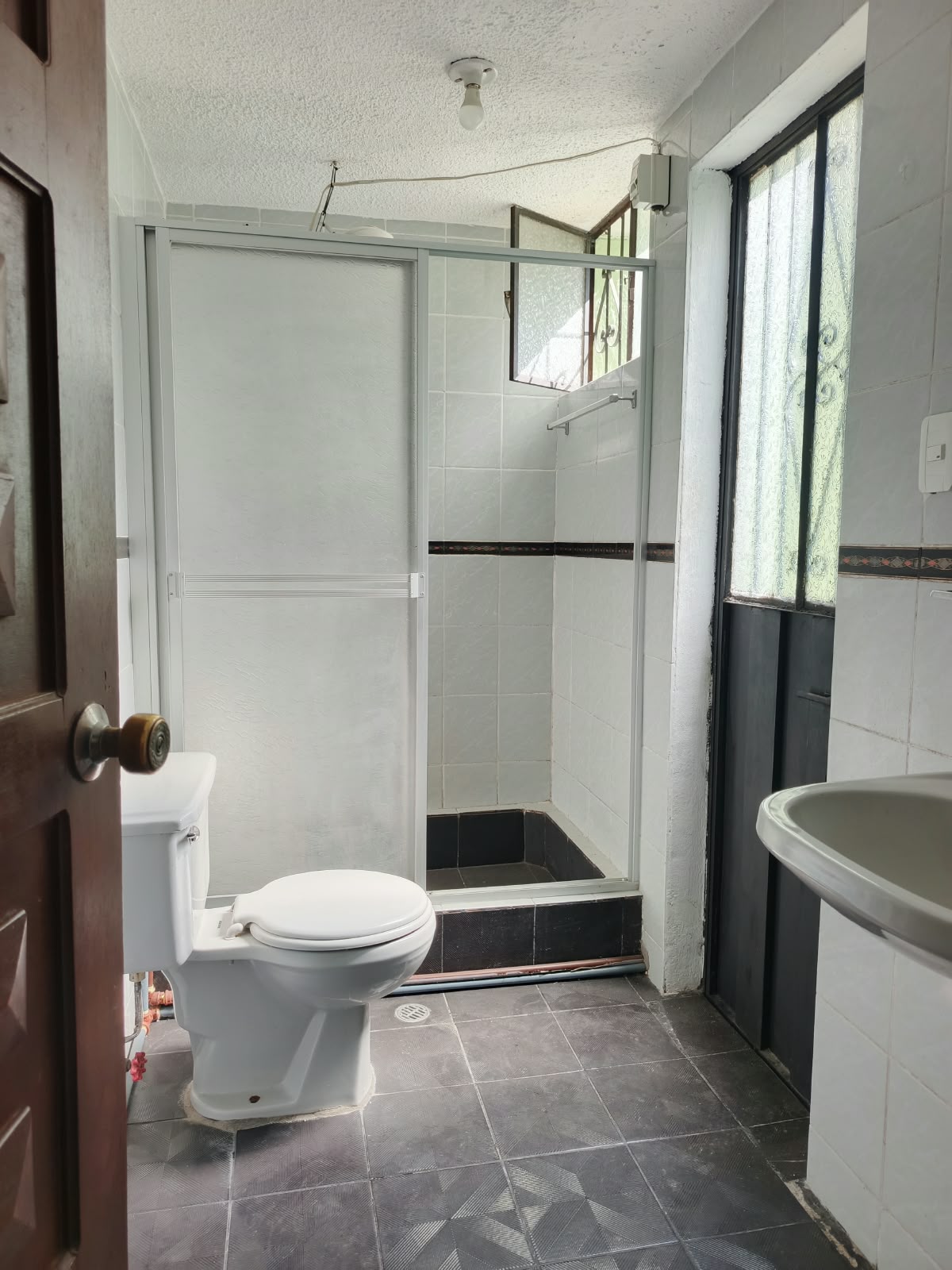 Arriendo bonito y amplio deparatamento al norte de Quito sector San Carlos, cerca al parque Inglés, la Occidental.